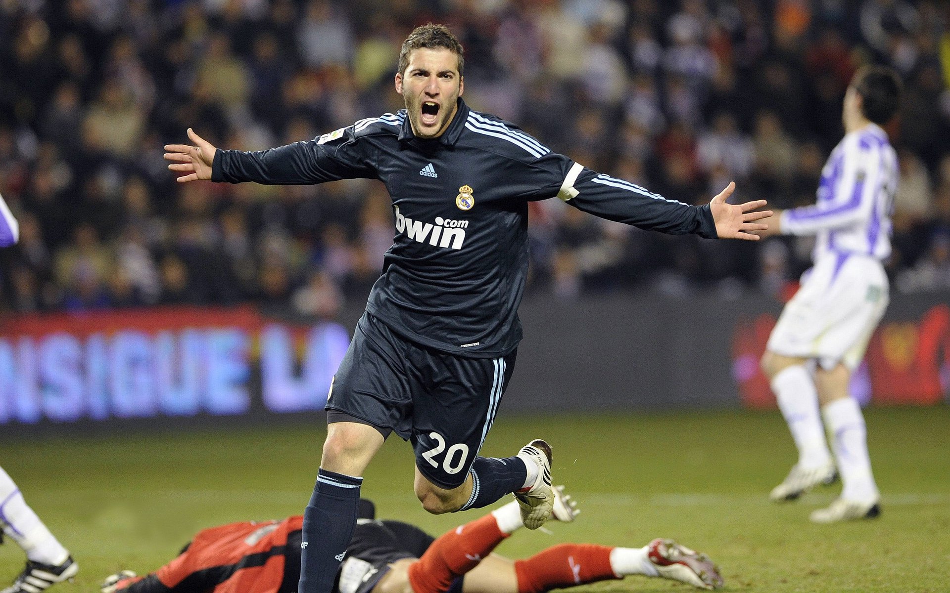 球场趣事:那些让人捧腹的趣味瞬间,球场搞笑视频